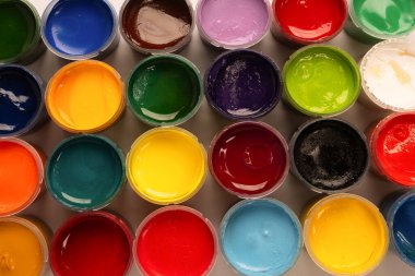 Gouache renkli boya seti. Kavanozlar dolusu guaj boyası beyaz arka planda izole edilmiş..