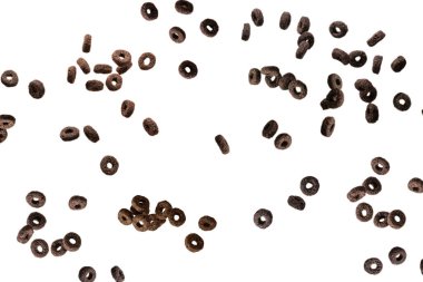 Çikolata halkaları gevrekleri bir kaseye dökülür. Kahvaltıda. Beyaz bir arkaplanda izole edilmiş.