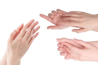 Beyaz arka planda izole edilmiş Fransız manikürlü kadın elleri..