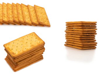 Beyaz üzerine tuz konmuş kraker. Üst görünüm.