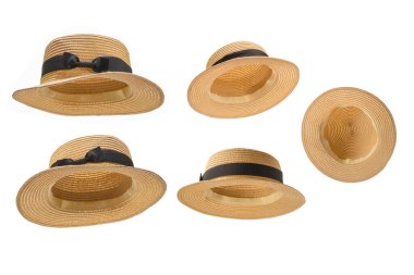 Siyah pruvalı hasır şapka beyaz arkaplanda izole.