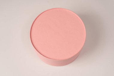 Beyaz arkaplanda izole edilmiş pembe yuvarlak boş kutu.