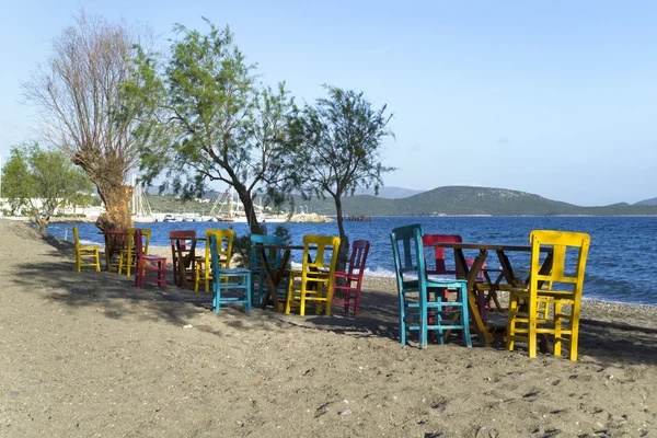 Masa ve renkli sandalyeler ile karakteristik Restoran — Stok fotoğraf