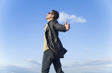 doğa genç adam selamlıyor