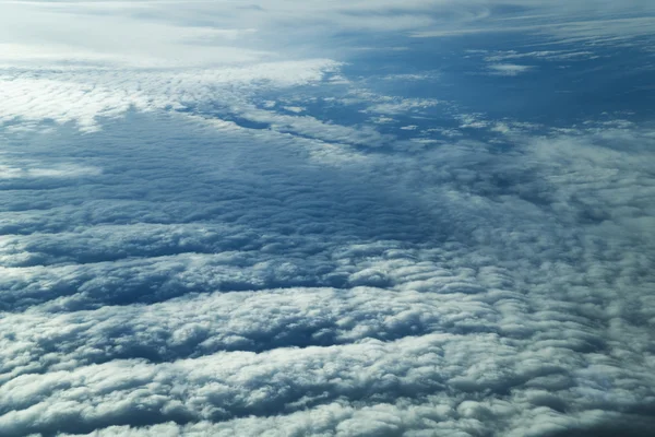 Vista de nubes desde una ventana plana —  Fotos de Stock