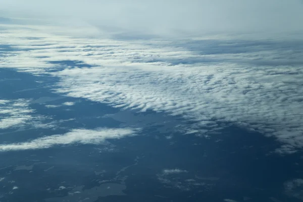 飛行機の窓から雲を見る — ストック写真