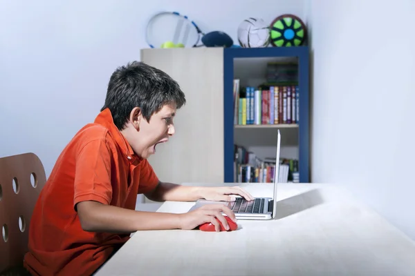 Мальчик и компьютер — стоковое фото
