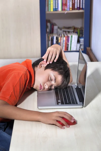 Junge und Computer — Stockfoto