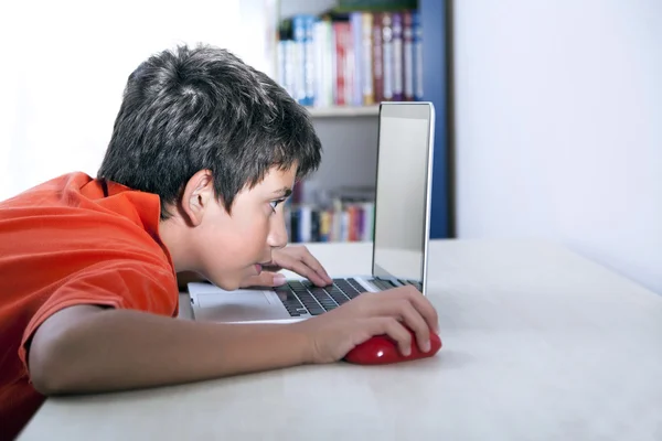 Menino e computador — Fotografia de Stock