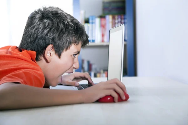 Pojke och dator — Stockfoto
