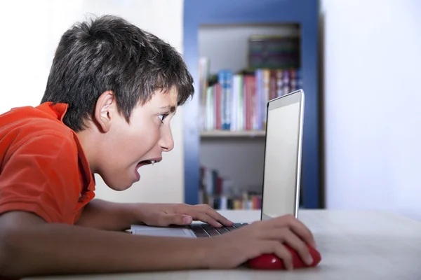 Menino e computador — Fotografia de Stock