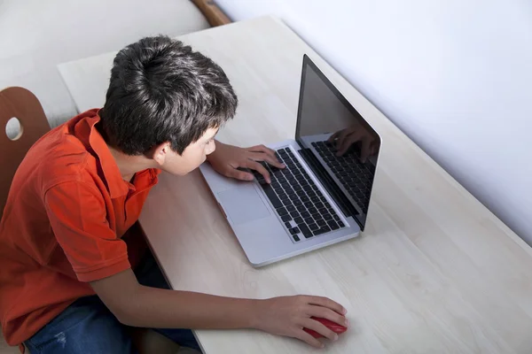 Junge und Computer — Stockfoto