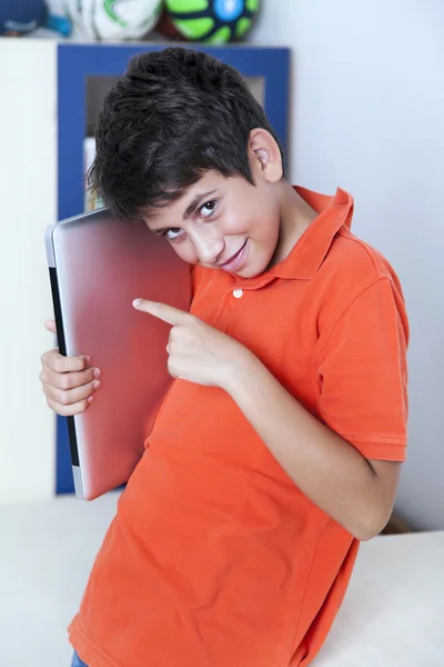 Menino e computador — Fotografia de Stock