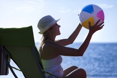 Kumsaldaki genç çift.