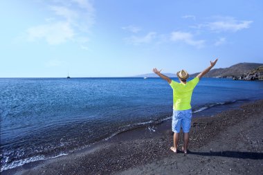 Kumsaldaki genç çift.