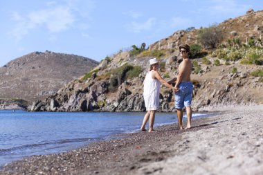 Kumsaldaki genç çift.