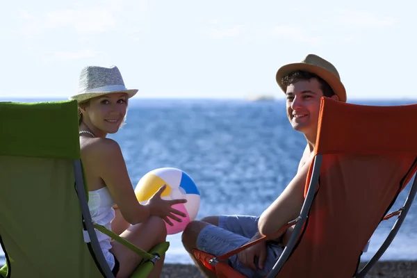 Pareja joven en la playa — Foto de Stock