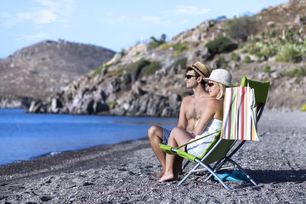 Pareja joven en la playa — Foto de Stock