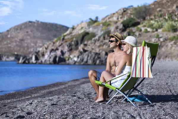 Pareja joven en la playa — Foto de Stock