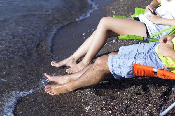 Młoda para na plaży — Zdjęcie stockowe