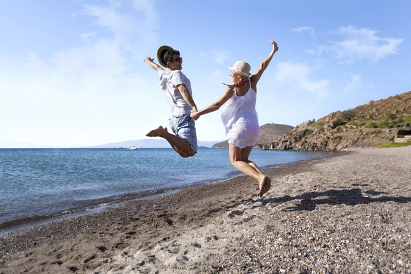 Jeune couple à la plage — Photo