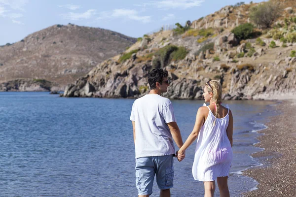 Pareja joven en la playa —  Fotos de Stock