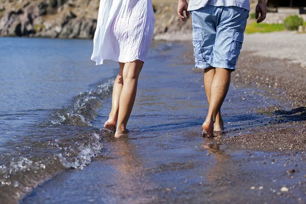 Jeune couple à la plage — Photo