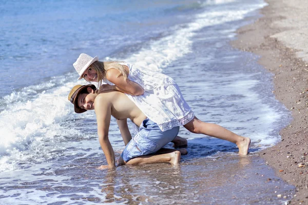 Jeune couple à la plage — Photo