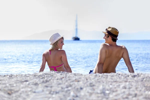 Pareja joven en la playa — Foto de Stock