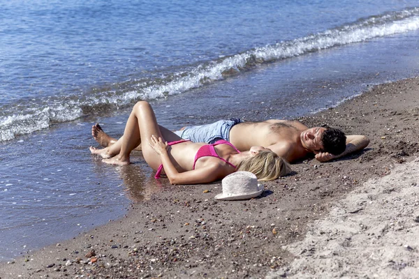 Pareja joven en la playa — Foto de Stock