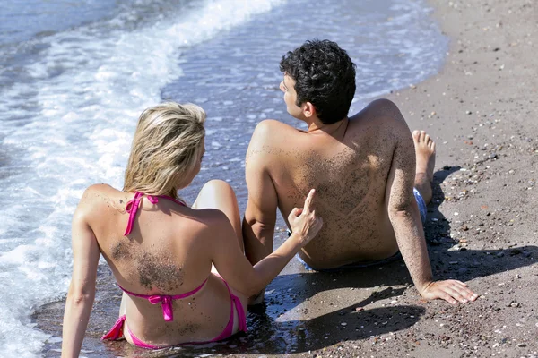 Pareja joven en la playa —  Fotos de Stock