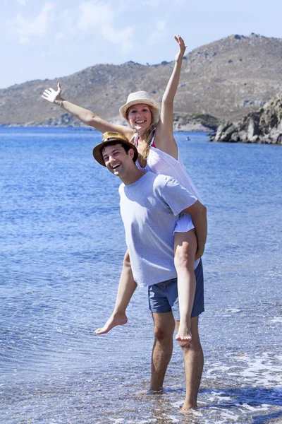 Jeune couple à la plage — Photo