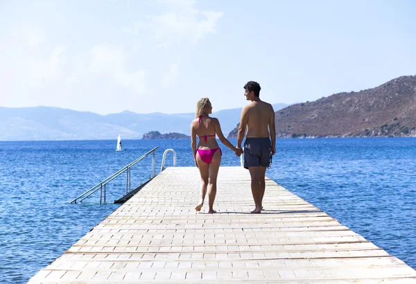 Pareja joven en la playa — Foto de Stock