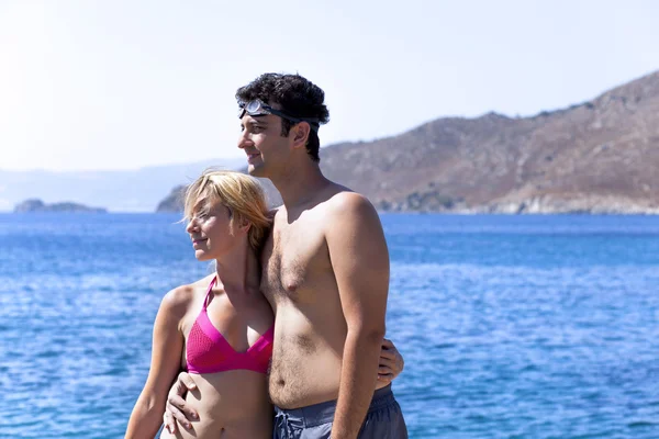 Pareja joven en la playa —  Fotos de Stock