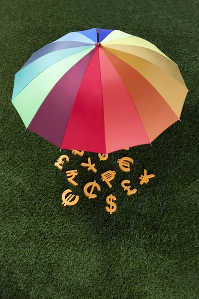 Цветной зонтик и деньги — стоковое фото