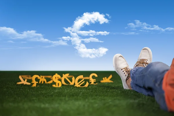 Pieniądze na trawie i w chmurach — Zdjęcie stockowe