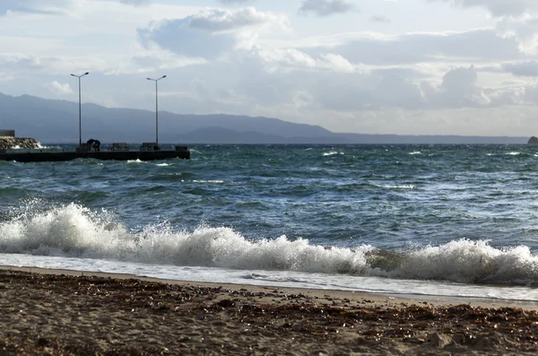 Wietrzny dzień zimowym i morze faliste w bodrum — Zdjęcie stockowe