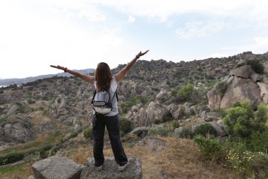 mutlu genç kadın dağ ve deniz selamlıyor