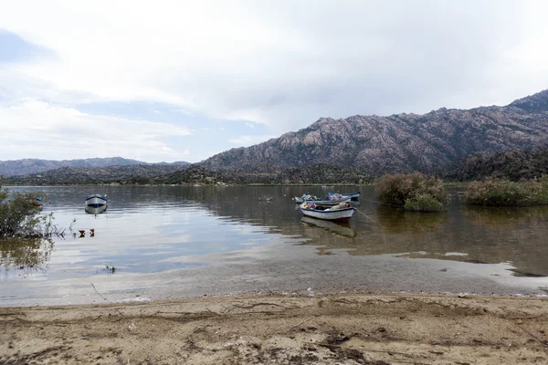 Barche da pesca sul costo del lago di Bafa — Foto Stock