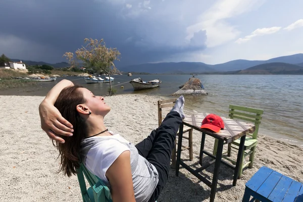 Kobieta jest w stanie spoczynku w charakterystycznej restauracji na wybrzeżu jeziora — Zdjęcie stockowe