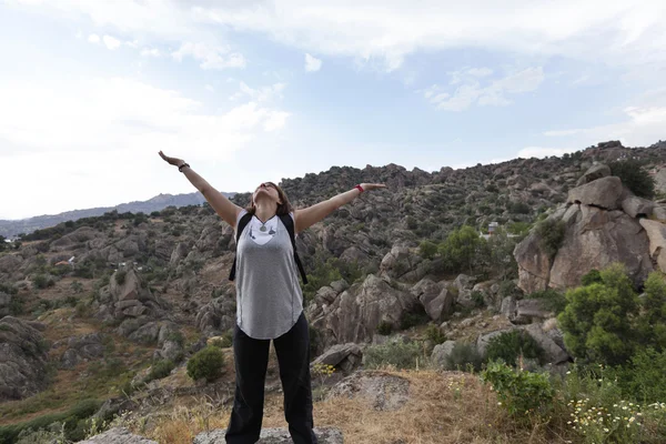 Happy young woman greets the mountain and sea — Stock Photo, Image