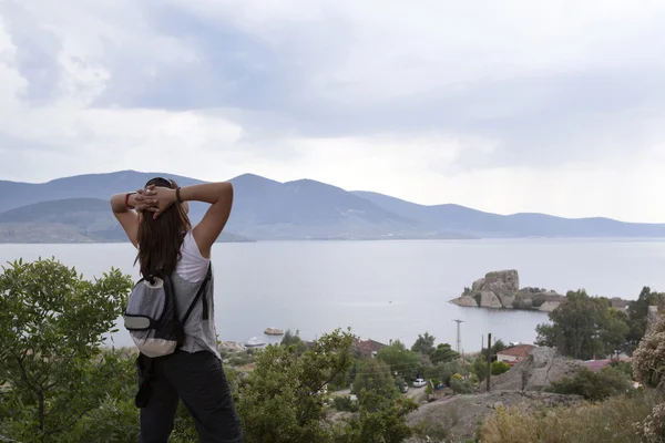 Feliz joven mujer saluda a la montaña y el mar — Foto de Stock