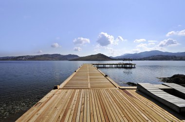 bulutlar ve deniz üzerinde bir iskeleden gözle