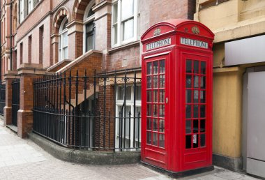 Londra karakteristik telefon kulübesi