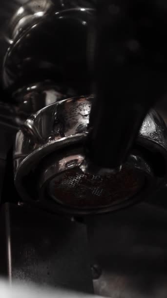 Coffe Barista在做一个Coffe 。手工滴落咖啡游客与滴落咖啡。倒入热水。在现代咖啡馆供应热饮. — 图库视频影像