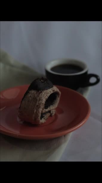 Sabe a sobremesa com um garfo. Baseado em plantas. Degustação de um delicioso bolo de queijo em um prato. — Vídeo de Stock