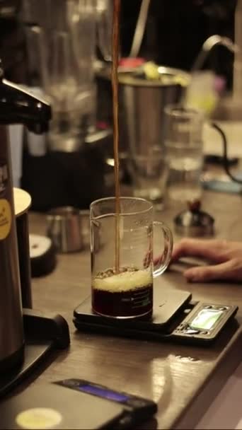 Coffe barista werkt aan een koffie. Handdruipkoffie Toeristen met druipkoffie. Ik giet heet water. serveert warme dranken in een modern café. — Stockvideo