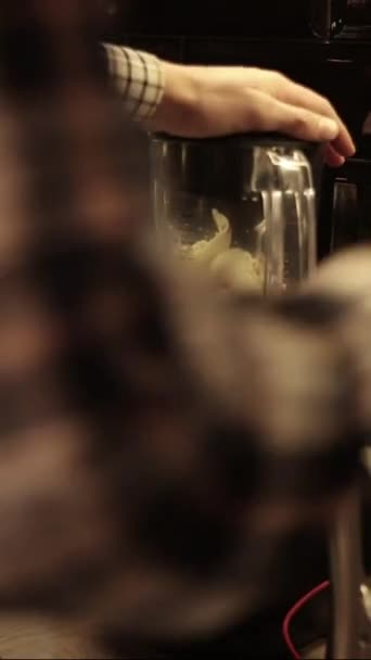 Barista pracujący nad kawą. Kawa kroplówkaTuryści z kawą kroplową. Nalać ciepłej wody. serwowanie gorących napojów w nowoczesnej kawiarni. — Wideo stockowe