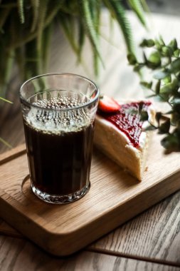 Kahve için tatlılar, bir bardak içki ve peynirli kek, dut, dik..