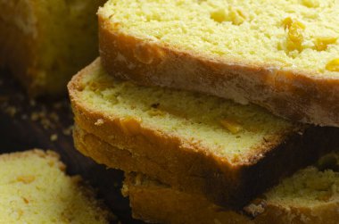 Mutfak masasında ev yapımı mısır ekmeği dilimleri yakınlaştırılmış görüntü